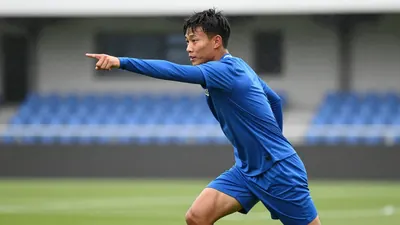 Aldershot Town have signed forward Anisius Lewis from Braintree, with the striker set to provide a new physical dimension...