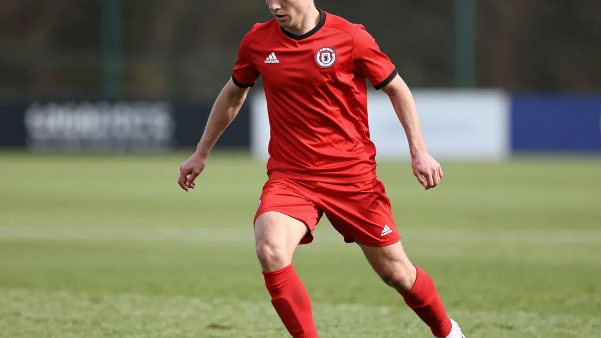 Braintree Town signs Luis Brown on loan from West Ham United to gain experience